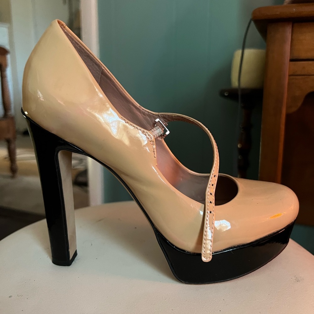 Vince Camuto 4 inch beige & black heels #vincecamuto #platformheels #dominatrix